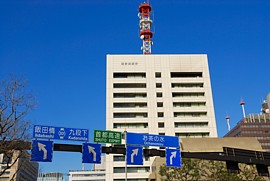 正面に見える東京消防庁